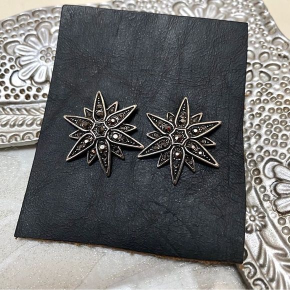 STAR FLOWER SHAPED SILVER & GUNMETAL TONE EARRINGS WITH MARCASITE STONES NIB - Picture 7 of 8